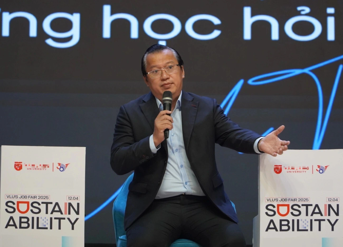 Doanh nhân nổi tiếng kể công việc ngày đầu đi làm là pha trà, photo tài liệu...