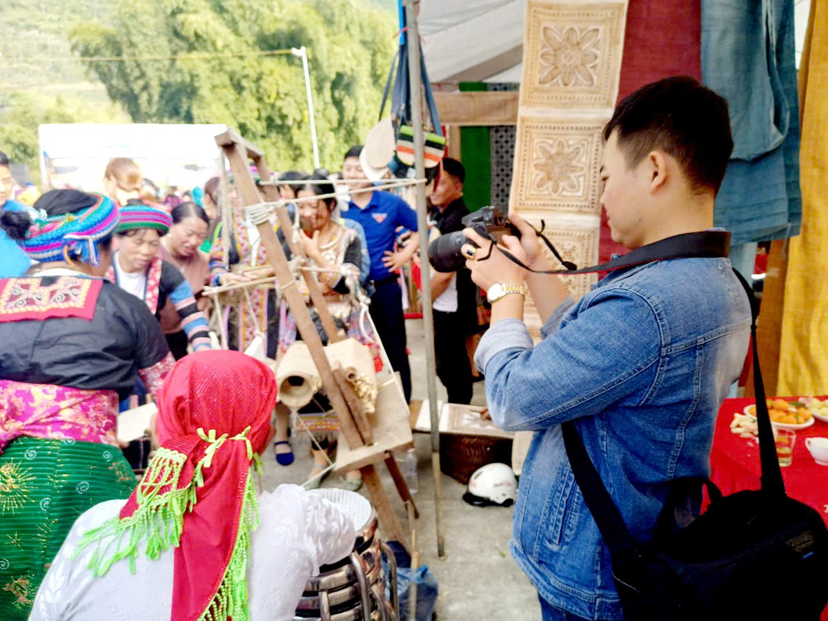 Reporter Tran Ke arbeitet beim Mong Ethnic Cultural Festival im Bezirk Meo Vac