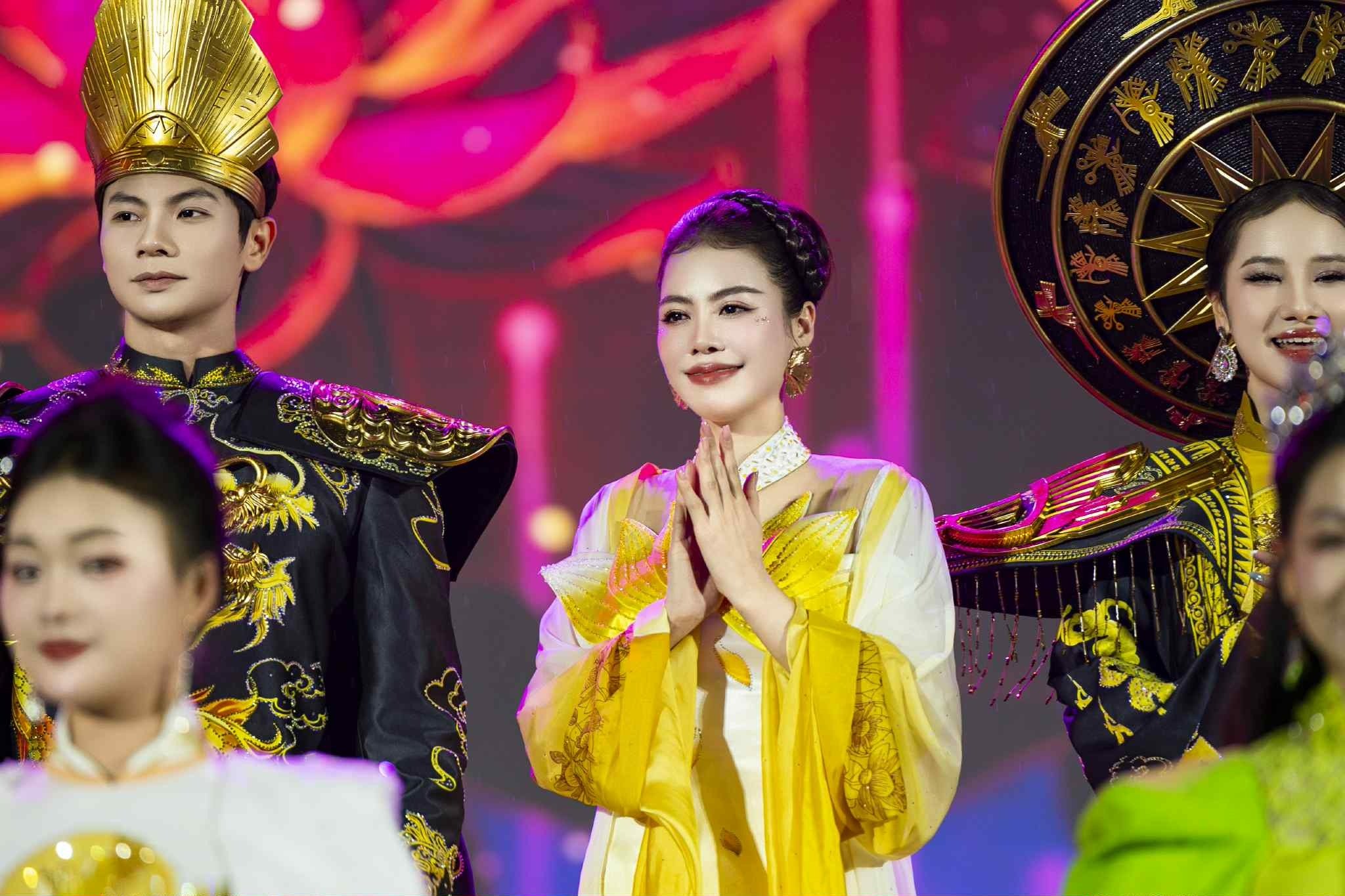 Hoa hậu Hoàng Châu Anh thu hút với áo dài “cánh sen phát sáng” dưới mưa - 8