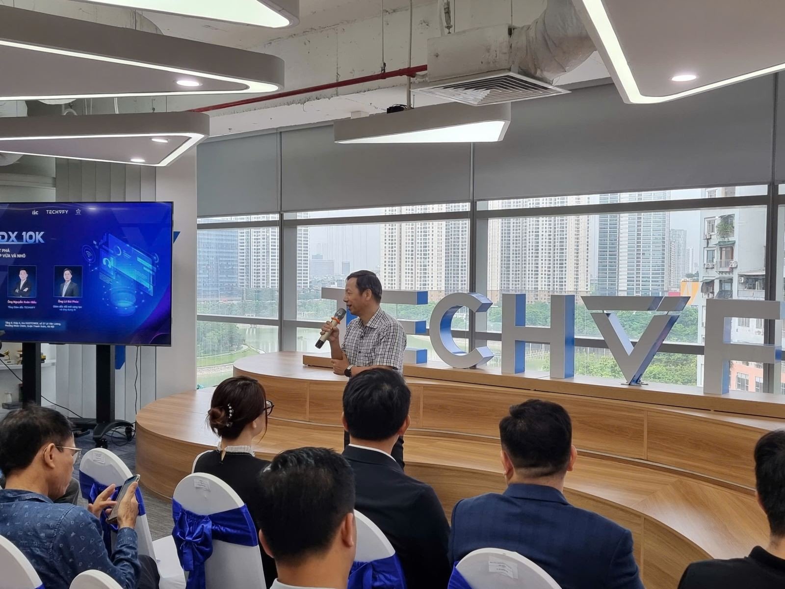 Ông Phạm Thế Dũng, Phó Cục trưởng Cục Đổi mới sáng tạo chia sẻ về chương trình đào tạo và hỗ trợ 10.000 doanh nghiệp SMEs trên cả nước tiếp cận và ứng dụng hiệu quả công nghệ AI vào vận hành.