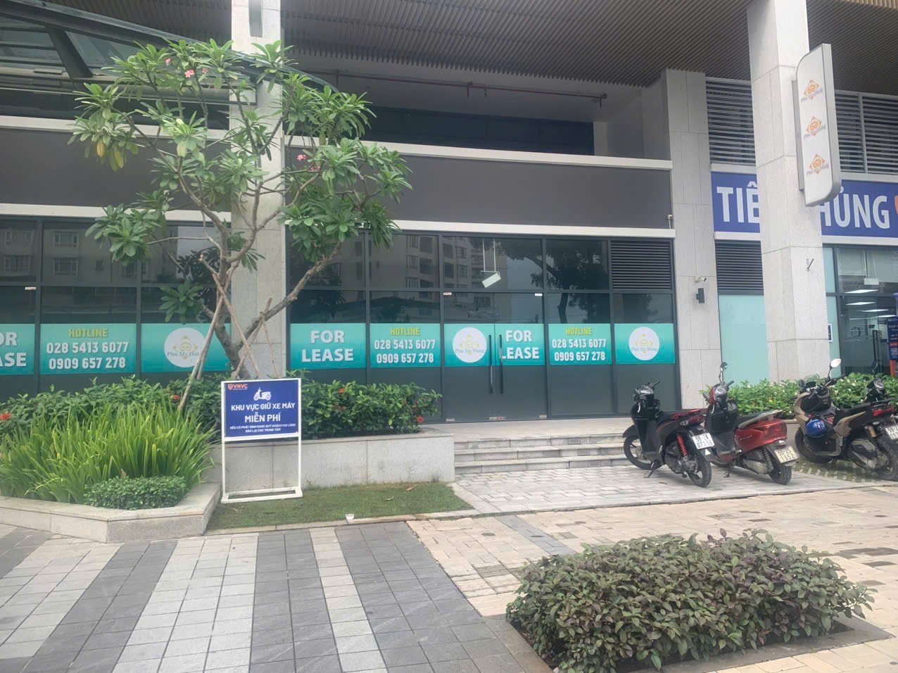 "Phố nhà giàu" Phú Mỹ Hưng đìu hiu, mặt bằng cho thuê treo bảng dài ngày, vắng người thuê- Ảnh 1.