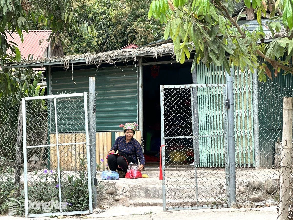 Una mujer de la etnia Ha Nhi cose una camisa frente a su casa. Esta imagen también es familiar al llegar al lejano oeste, ya que para las minorías étnicas, la costura es una actividad indispensable para las mujeres de Dien Bien.