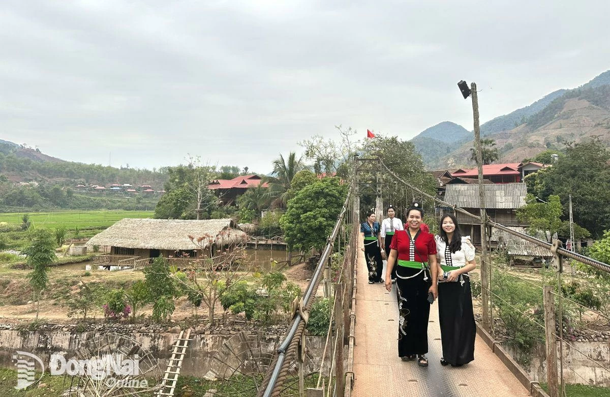 Mujeres étnicas tailandesas en la aldea turística comunitaria de Na Su en la comuna de Phin Ho, distrito de Nam Po.