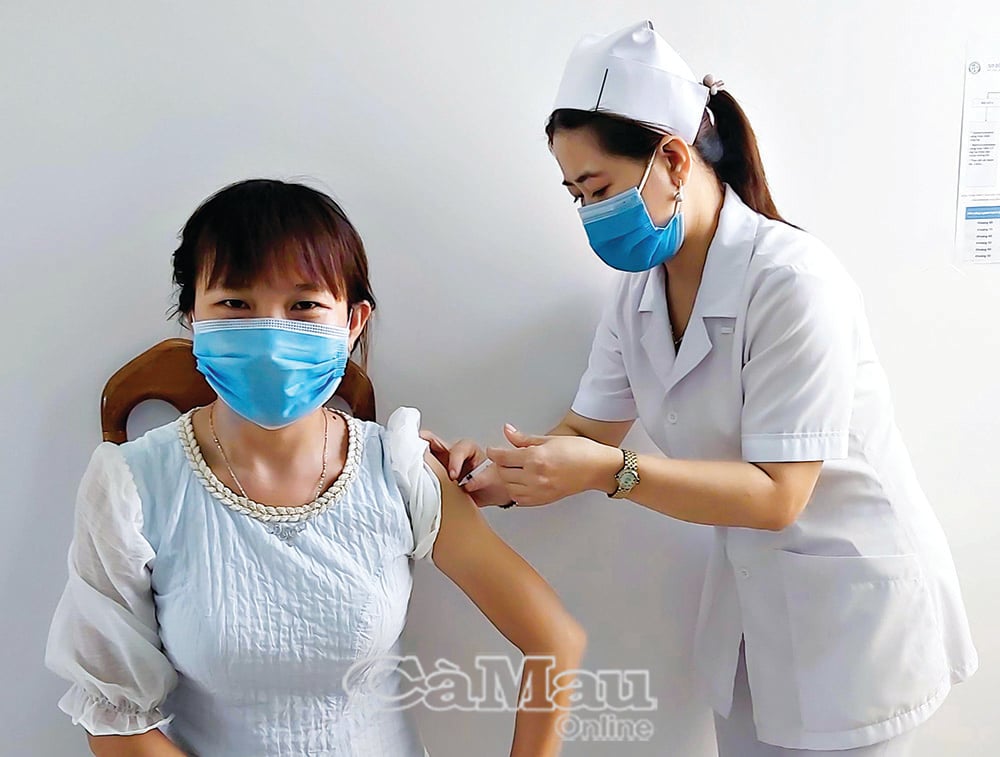Không ngại nguồn vắc-xin mới,  bất chấp những thông tin hoang mang, tôi đã mạnh dạn tiên phong tiêm để phòng chống dịch bệnh thời điểm bấy giờ.  Ảnh: PHI LONG