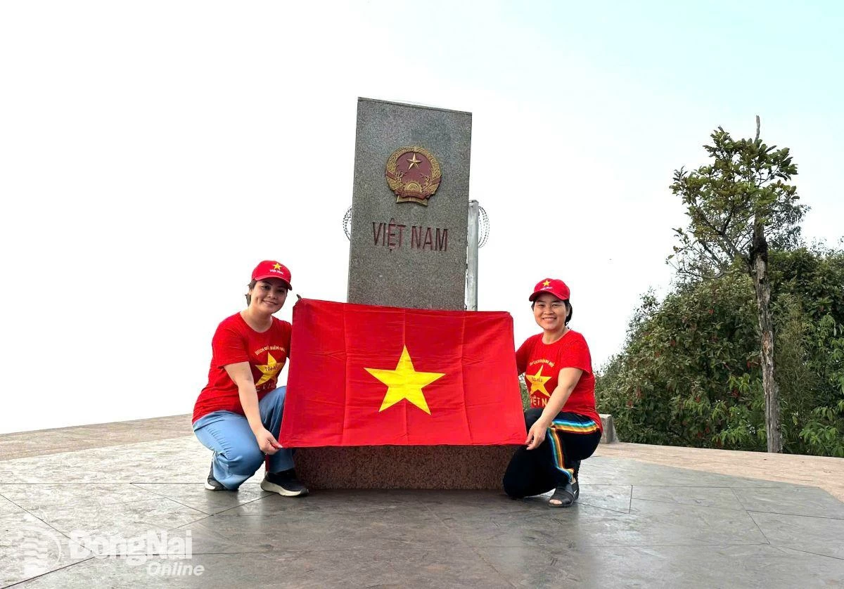 Feliz y orgulloso de izar la bandera nacional en el hito fronterizo más remoto.