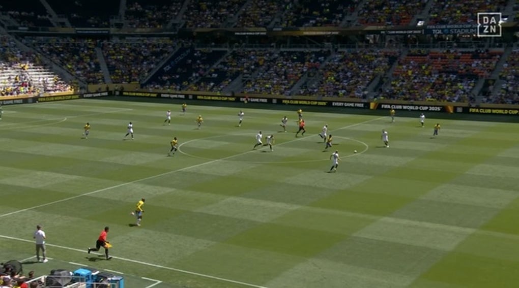 Cầu thủ gây sốt khi độc diễn ghi bàn từ sân nhà ở FIFA Club World Cup - 2