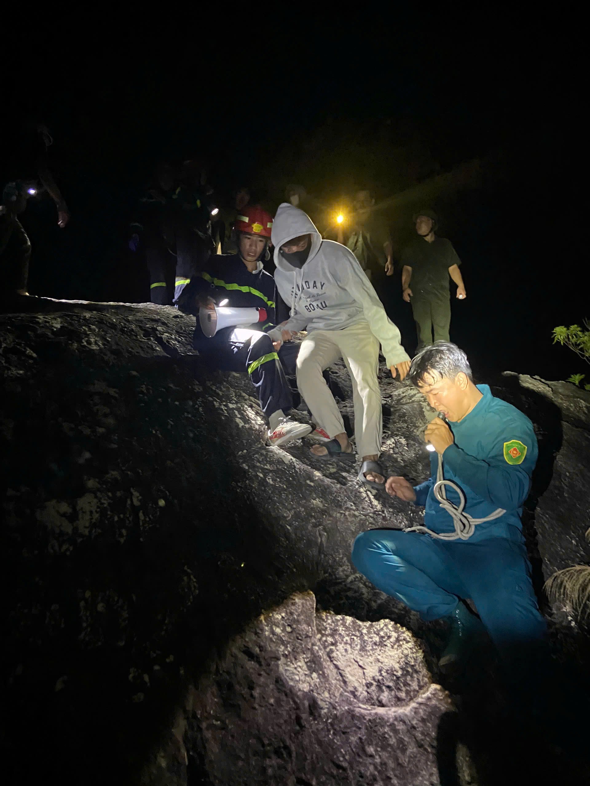 Rescuers bring three victims lost down the mountain.