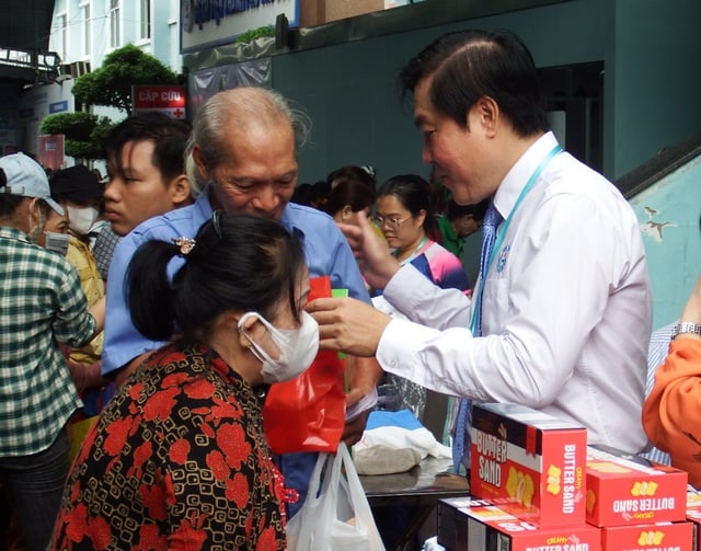 Phiên chợ 0 đồng tại Bệnh viện TP.Thủ Đức: 'Trao yêu thương - Gieo mầm hạnh phúc' - Ảnh 1.