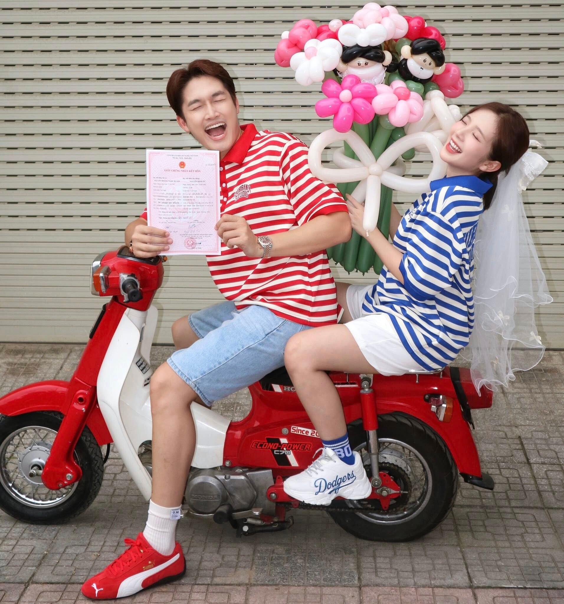 Ngoc Huyen shows off a photo of her marriage certificate with Dinh Tu.