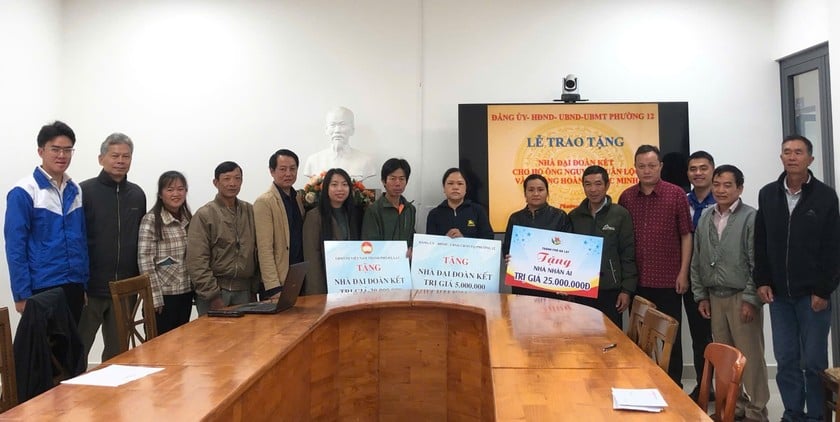 TP Đà Lạt cùng Đảng ủy, HĐND, UBND, Uỷ ban MTTQVN phường 12 bàn giao nhà đại đoàn kết cho người dân có hoàn cảnh khó khăn.