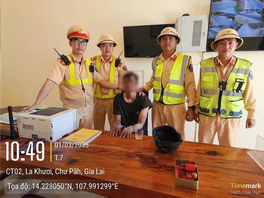 gen-h-luc-luong-csgt-bat-duoc-doi-tuong-trom-cap-xe-tren-dia-ban-tinh.jpg
