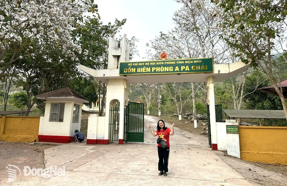El reportero Binh Nguyen tomó una foto de recuerdo frente al puesto fronterizo de A Pa Chai, donde los soldados de la guardia fronteriza están estacionados día y noche protegiendo la frontera en el extremo oeste de la patria.