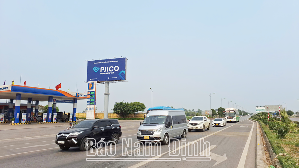 វិថី Thien Truong (ផ្លូវជាតិលេខ 21B) ឆ្លងកាត់ទីក្រុង Nam Dinh គឺជាអ័ក្សចរាចរណ៍ដ៏សំខាន់មួយ រួមចំណែកក្នុងការជំរុញការអភិវឌ្ឍន៍សេដ្ឋកិច្ចសង្គមដ៏ទូលំទូលាយរបស់ខេត្ត។