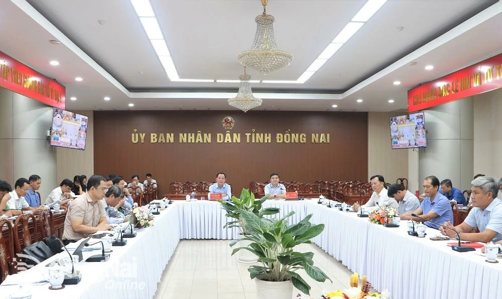 Chủ tịch UBND tỉnh Võ Tấn Đức và Phó chủ tịch UBND tỉnh Hồ Văn Hà chủ trì hội nghị tại đầu cầu UBND tỉnh. Ảnh: Phạm Tùng