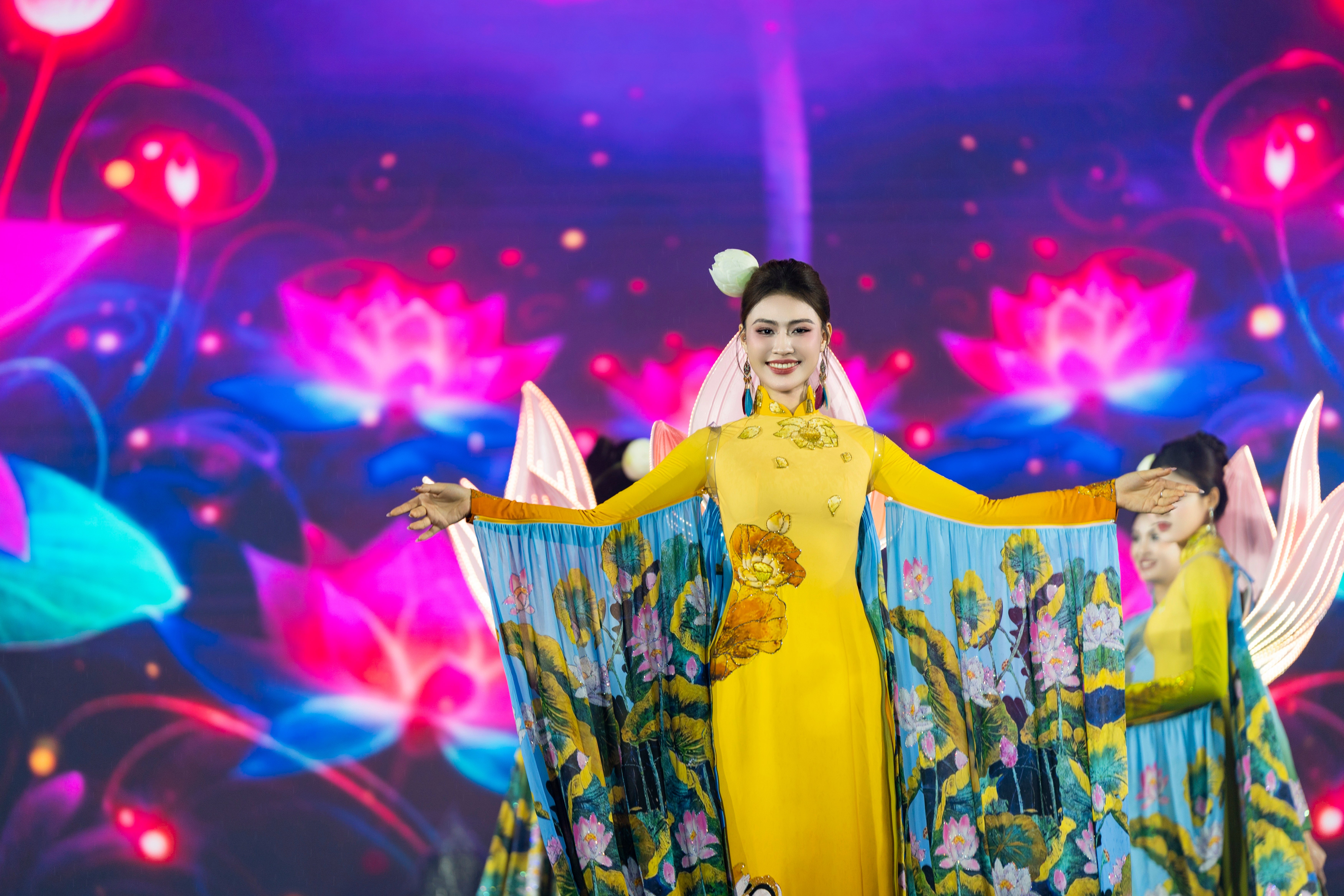Hoa hậu Hoàng Châu Anh thu hút với áo dài “cánh sen phát sáng” dưới mưa - 3