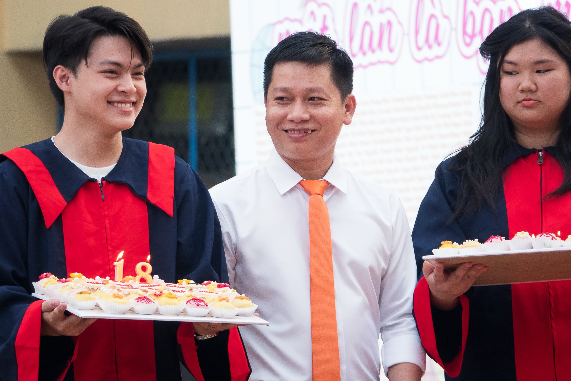 Hát tặng con ở lễ tri ân, cha mẹ Trường THPT Trần Khai Nguyên rớm nước mắt - Ảnh 8.