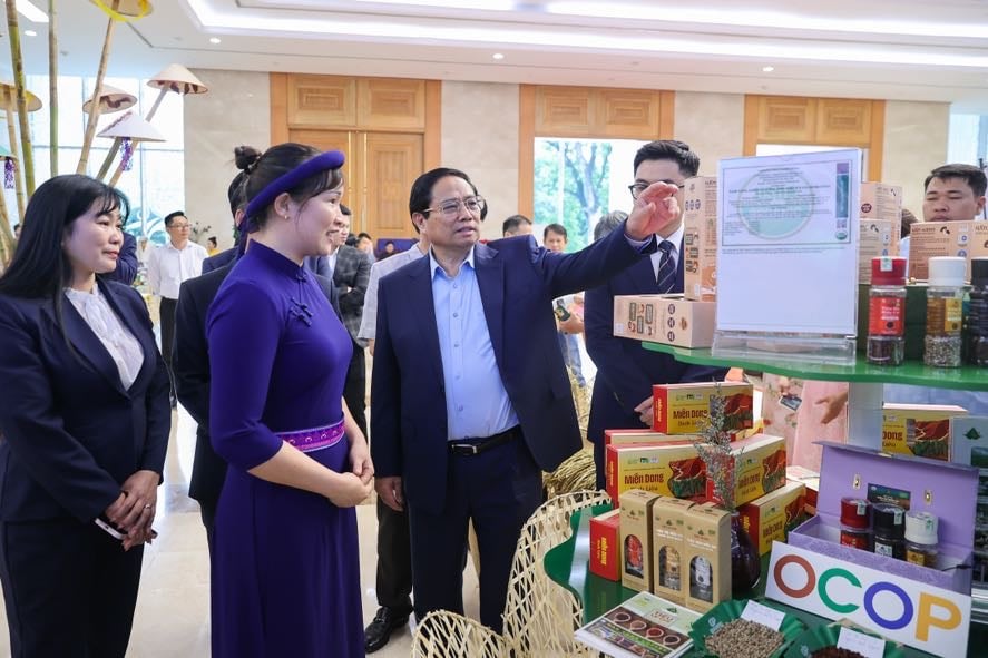 Prime Minister Pham Minh Chinh and delegates visited booths displaying typical agricultural products.