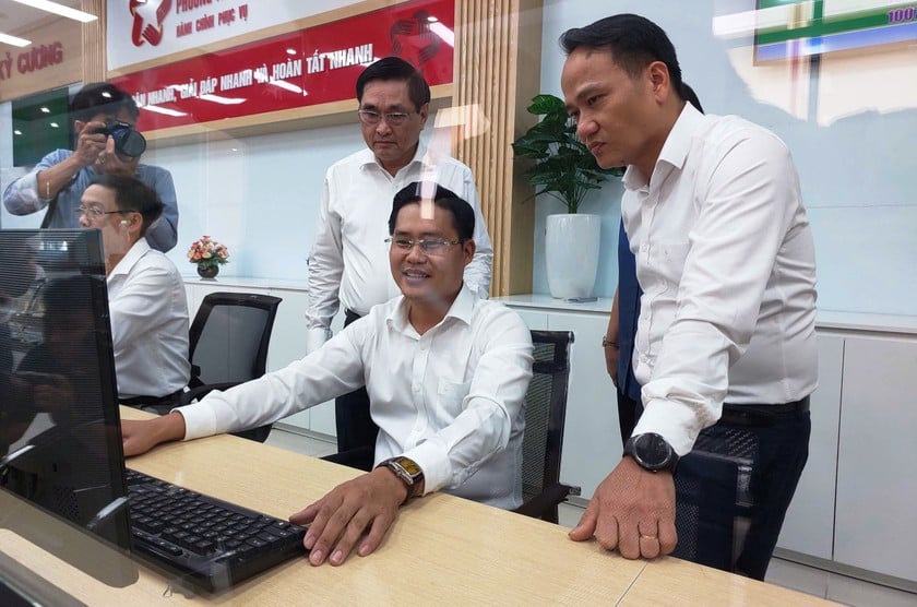 Ông Nguyễn Đình Vĩnh - Phó Bí thư Thường trực Thành ủy Đà Nẵng kiểm tra công tác vận hành thí điểm tại phường Thanh Khê (mới).