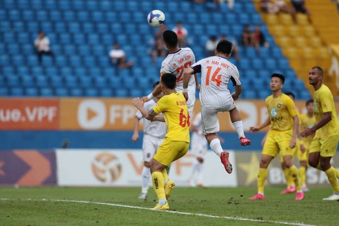 Tiến Linh ghi bàn, chia sẻ danh hiệu "Vua phá lưới" V-League- Ảnh 1.