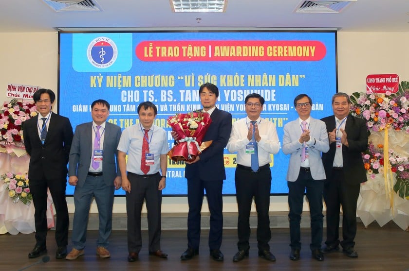 Dịp này, TS. BS Tanaka Yoshihide (GĐ TT sọ não và thần kinh, BV Yokosuka kyosai - Nhật Bản) được trao kỷ niệm chương &quot;Vì sức khoẻ nhân dân&quot;