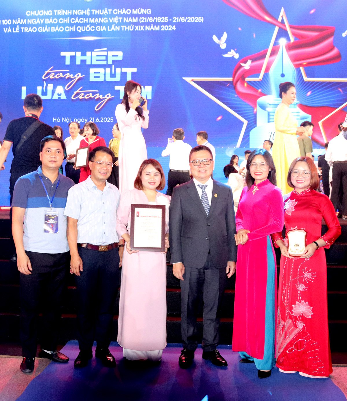 Đồng chí Lê Quốc Minh, Uỷ viên T.Ư Đảng, Tổng Biên tập Báo Nhân Dân, Phó Trưởng ban Ban Tuyên giáo và Dân vận T.Ư, Chủ tịch Hội Nhà báo Việt Nam chụp ảnh lưu niệm cùng lãnh đạo Báo Hà Giang và nhóm tác giả vừa vinh dự nhận giải Khuyến khích Giải Báo chí Quốc gia.