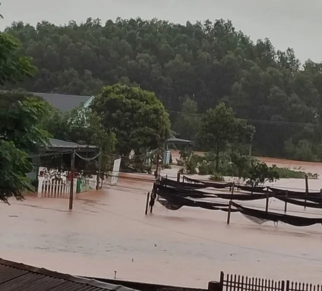Forecasting heavy rain, Minister of Education and Training Nguyen Kim Son requested to ensure safety for candidates and exam papers, photo 1