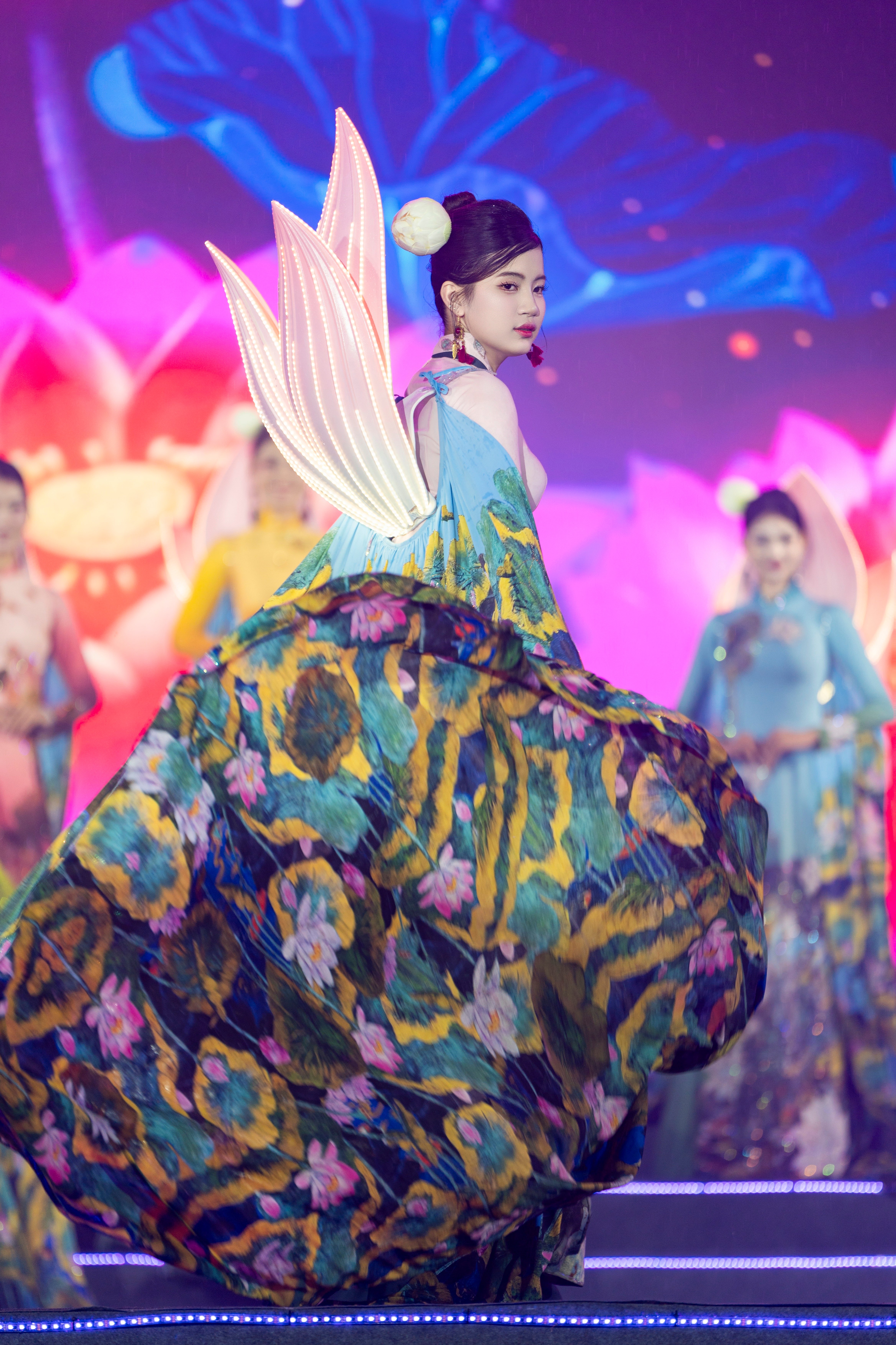 Hoa hậu Hoàng Châu Anh thu hút với áo dài “cánh sen phát sáng” dưới mưa - 7