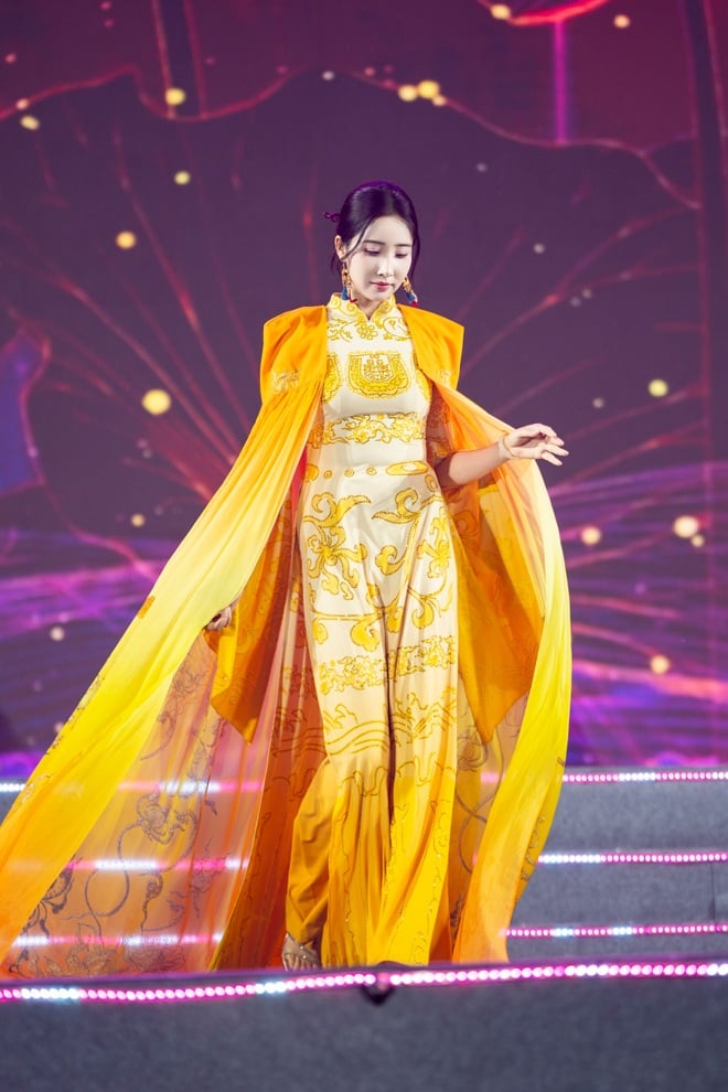 Hoa hậu Hoàng Châu Anh thu hút với áo dài “cánh sen phát sáng” dưới mưa - 6