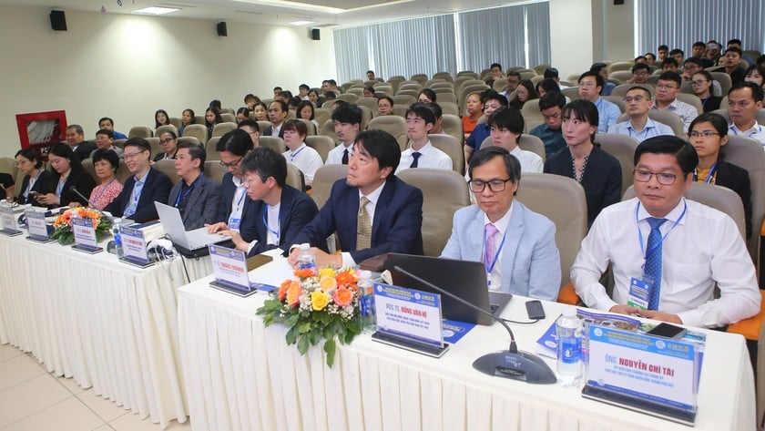 Các đại biểu chăm chú lắng nghe các vấn đề liên quan tới đưa Robot, AI vào phòng mổ