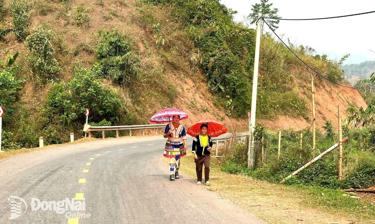 Encontré imágenes de mujeres Hmong en el camino hacia el lejano Oeste.