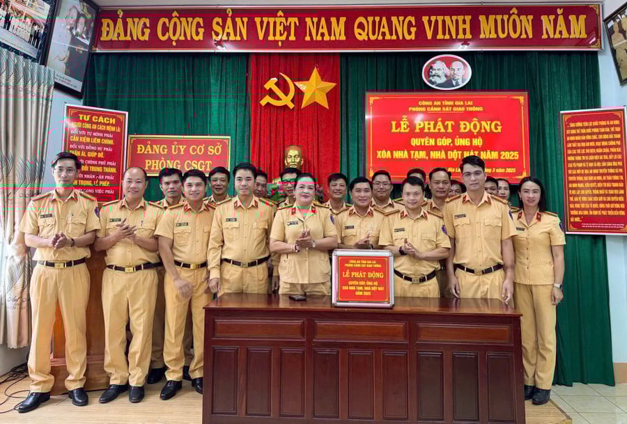 gen-h-tap-the-phong-csgt-to-chuc-le-phat-dong-quyen-gop-ung-ho-xoa-nha-tam-nha-dot-nat-nam-2025.jpg