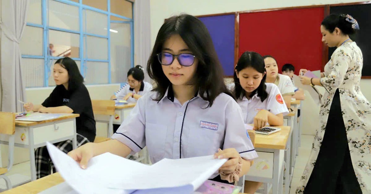 Grade 10 exam results in Ho Chi Minh City: 10 points for math and foreign language are lower than last year