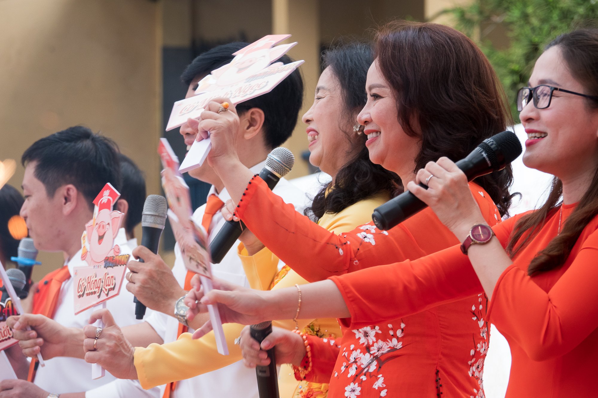 Hát tặng con ở lễ tri ân, cha mẹ Trường THPT Trần Khai Nguyên rớm nước mắt - Ảnh 4.
