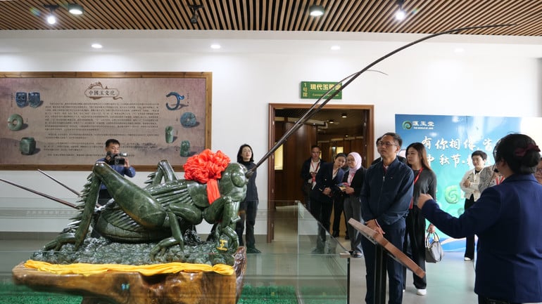 Các đại biểu nghe giới thiệu sản phẩm điêu khắc ngọc 