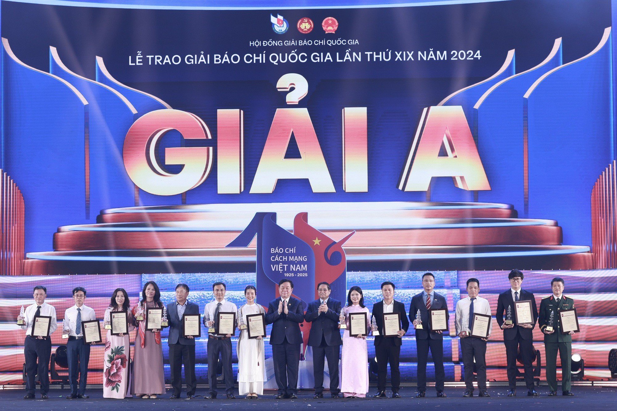 Thủ tướng Phạm Minh Chính, Trưởng Ban Tuyên giáo và Dân vận Trung ương Nguyễn Trọng Nghĩa trao giải A cho các tác giả, nhóm tác giả đoạt giải - Ảnh: VGP/Nhật Bắc