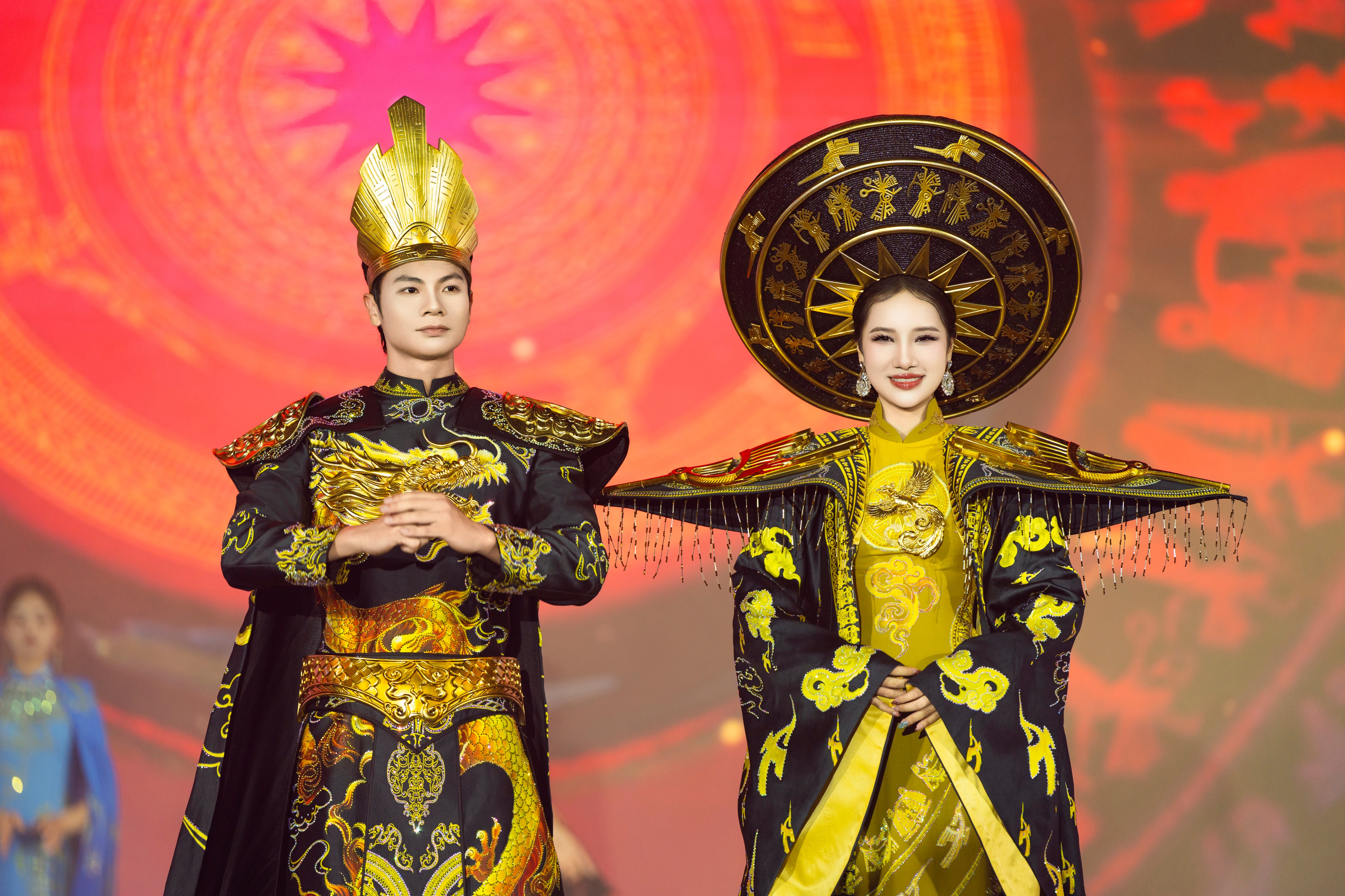 Hoa hậu Hoàng Châu Anh thu hút với áo dài “cánh sen phát sáng” dưới mưa - 4