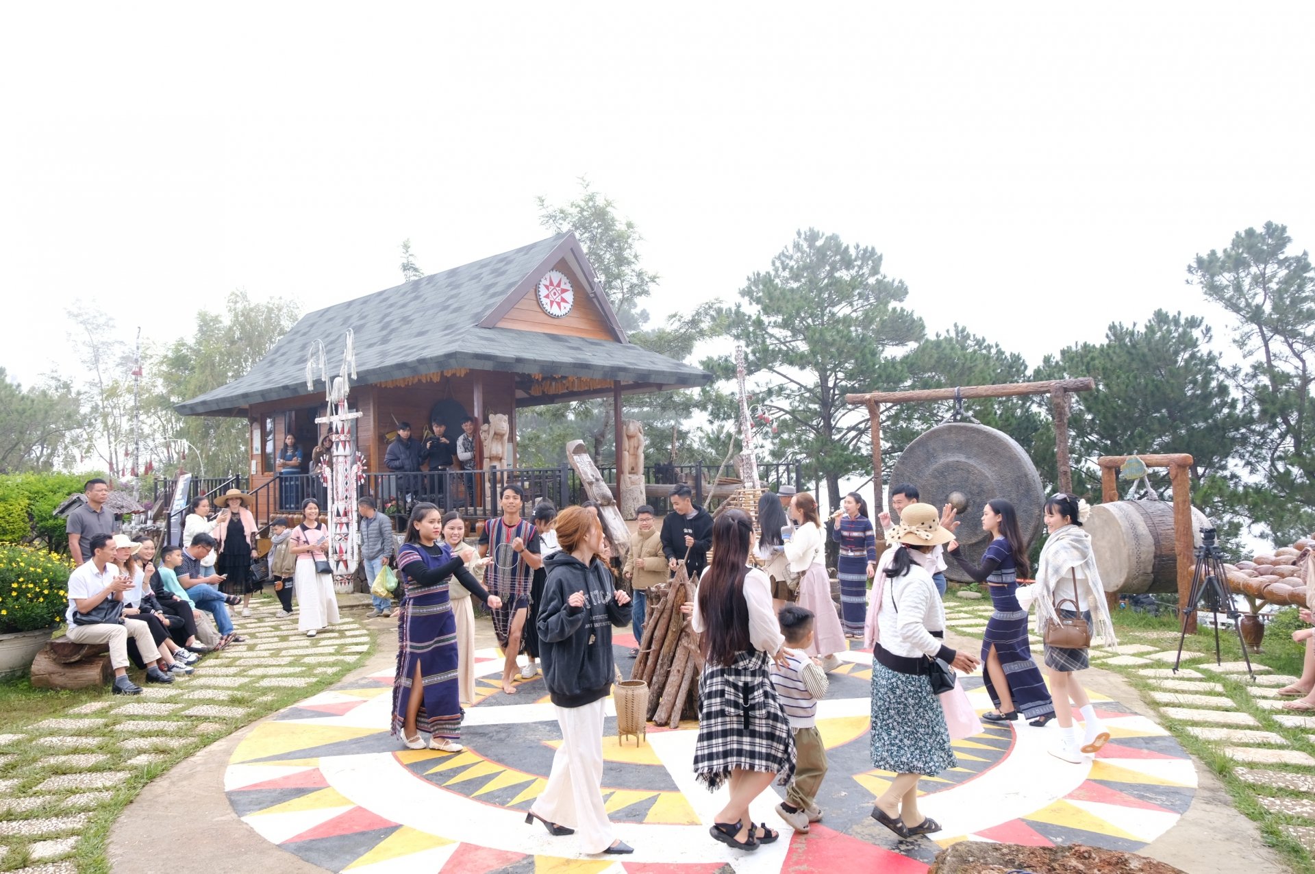 訪問者はランビアン山の頂上で、リトフォンやK'Ho族の伝統音楽や踊りを楽しむこともできます。