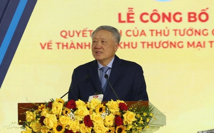 Phó Thủ tướng Thường trực Chính phủ Nguyễn Hoà Bình phát biểu chỉ đạo tại lễ công bố quyết định của Thủ tướng về thành lập khu thương mại tự do Đà Nẵng.