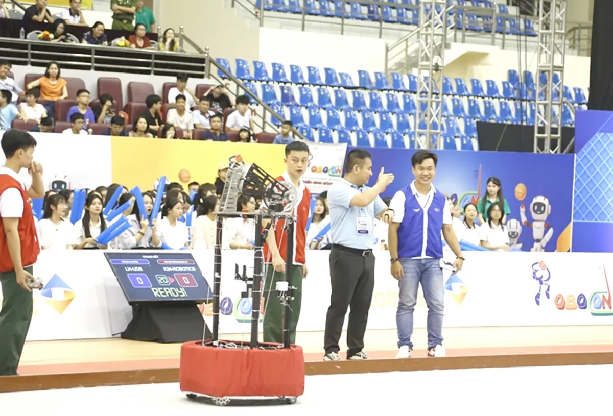 Trường đại học Lạc Hồng vinh danh đội tuyển vô địch robot 2025