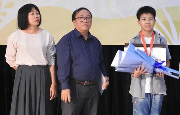 Cao Khải An nhận giải thưởng Khát vọng Dế mèn năm 2020. Ảnh: Internet