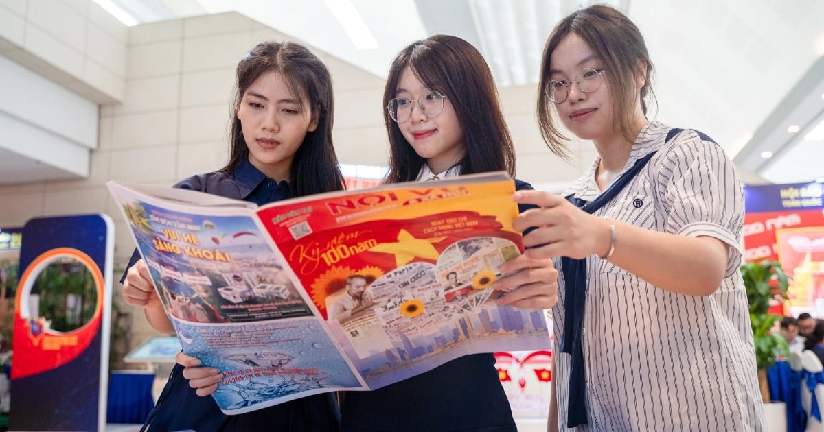 Gen Z nối dài ngòi bút cách mạng trên "mặt trận số"