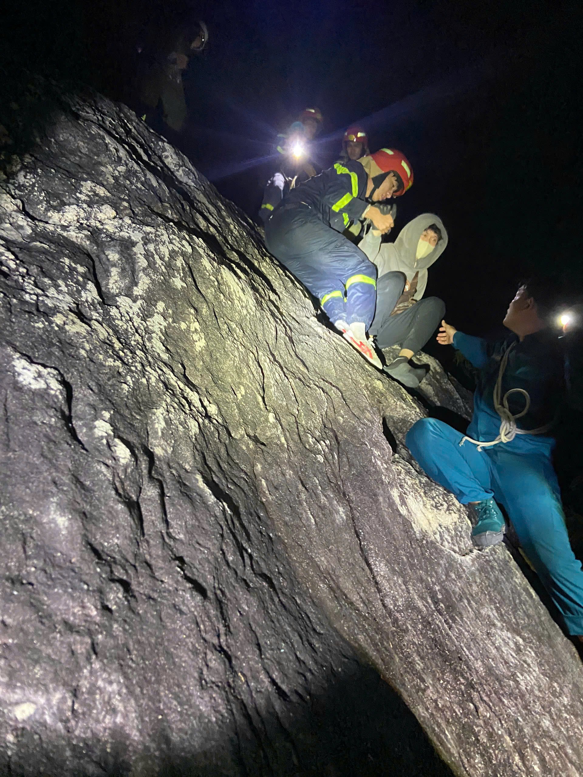 Rescuers bring three victims lost down the mountain.