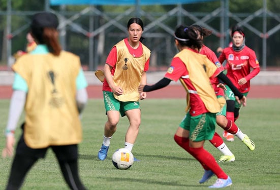 NAMMI NGUYỄN bén duyên với bóng đá VIỆT - Ảnh 1.