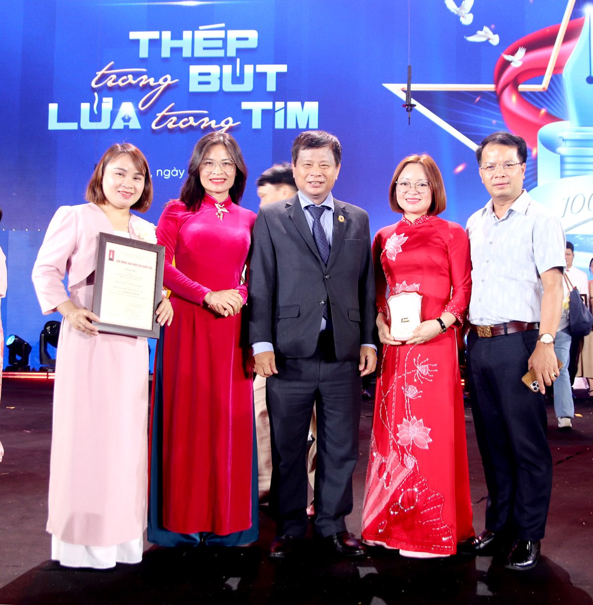 Phó Chủ tịch Hội Nhà báo Việt Nam, Trần Trọng Dũng cùng lãnh đạo Báo Hà Giang và nhóm tác giả đoạt giải Khuyến khích Giải Báo chí Quốc gia tại lễ trao giải.