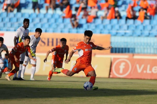 Đua trụ hạng V-League kịch tính hơn phim: Đà Nẵng đá play-off với Bình Phước, Quảng Nam thoát hiểm- Ảnh 2.