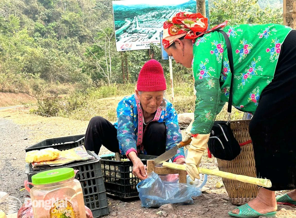 Un vendedor ambulante poco común en el camino hacia el lejano oeste, en el distrito de Muong Nhe.
