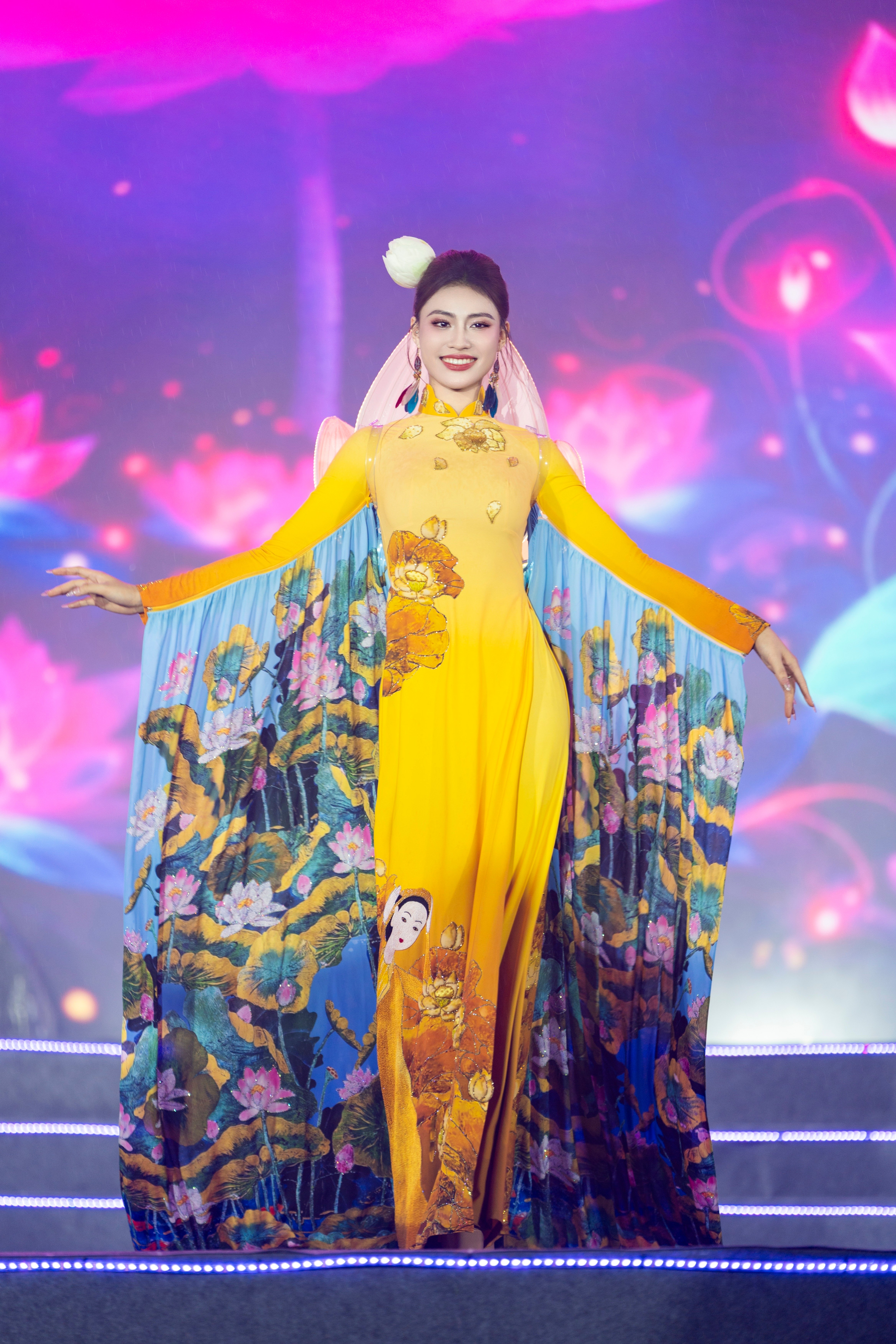 Hoa hậu Hoàng Châu Anh thu hút với áo dài “cánh sen phát sáng” dưới mưa - 1
