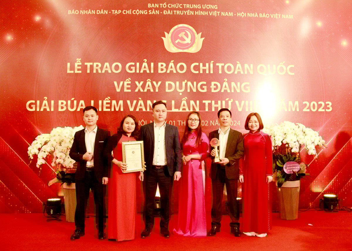 Nhóm tác giả của Báo Hà Giang đoạt giải C giải Búa Liềm Vàng lần thứ VIII, năm 2023 (Ảnh Tư liệu).