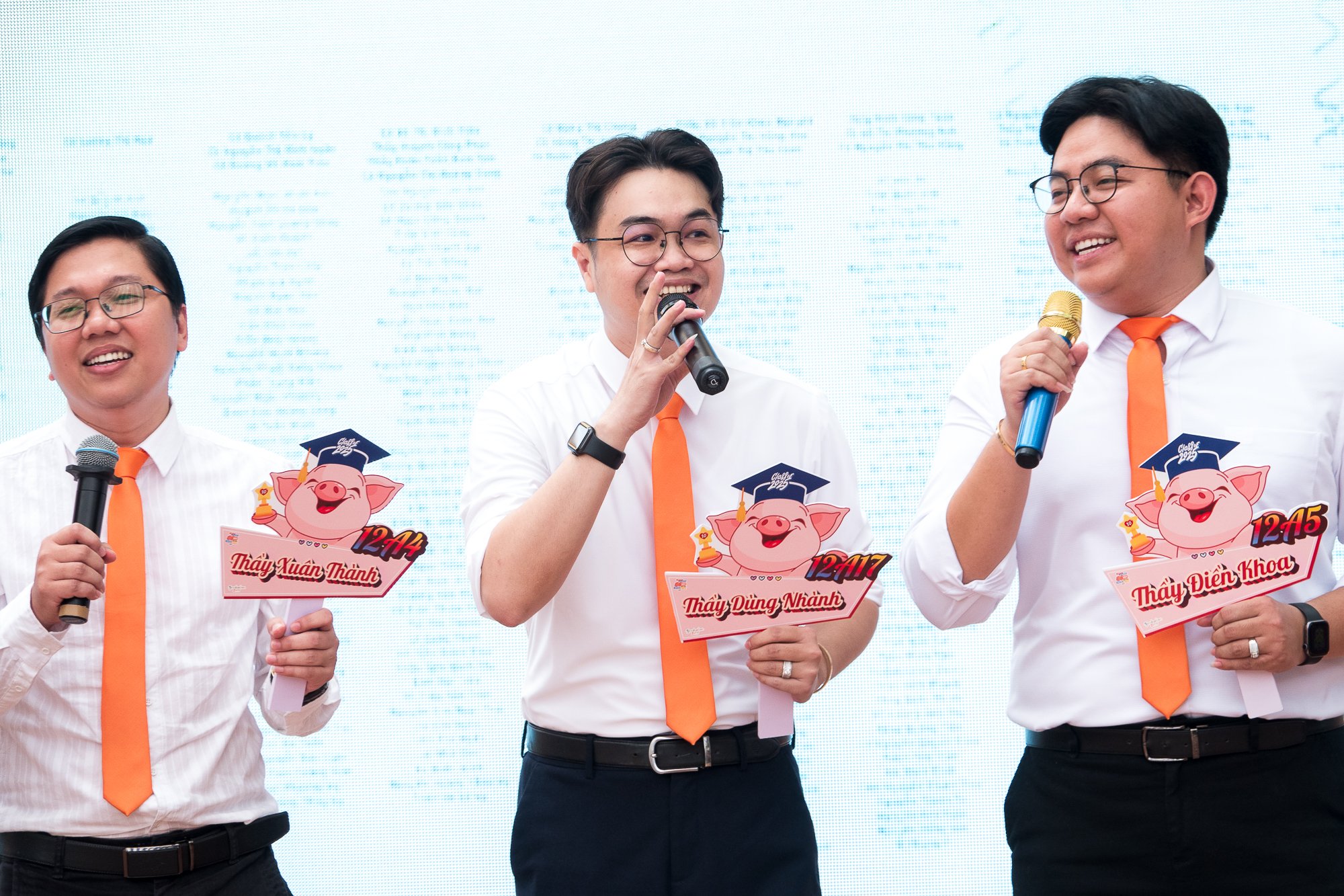 Hát tặng con ở lễ tri ân, cha mẹ Trường THPT Trần Khai Nguyên rớm nước mắt - Ảnh 7.