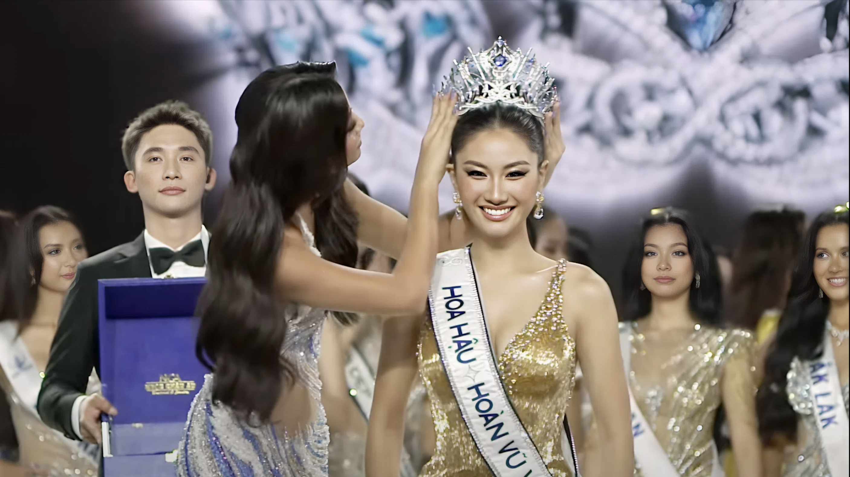 Nguyen Hoang Phuong Linh가 2025년 미스 유니버스 베트남 우승을 차지했습니다.